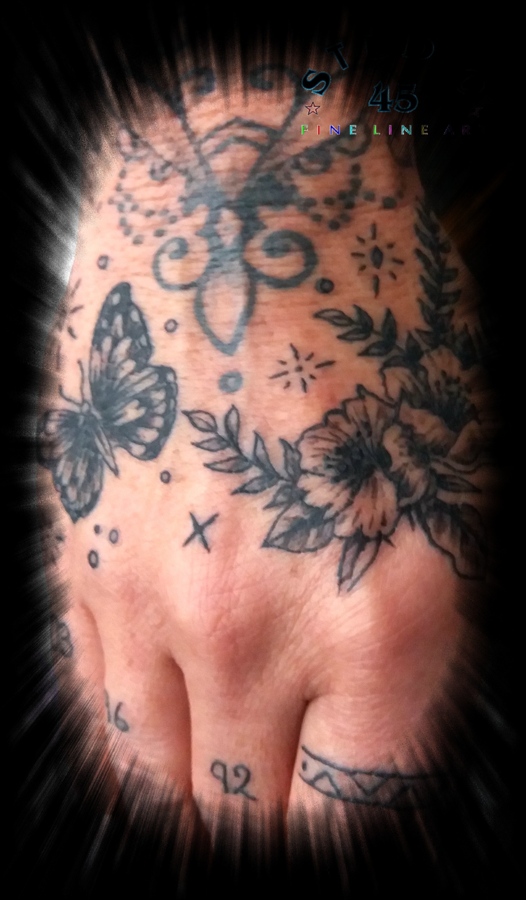 Hand Blumen mit Fingersymbole Tattoo Recklinghausen STUDIO 45